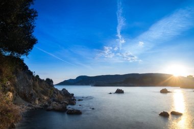 Uzun pozlama gündoğumu, deniz manzarası. Uçurumdan görünüme se
