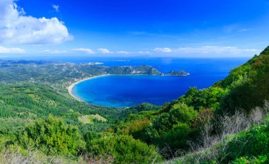 Güzel yaz panoramik deniz manzarası. Uçurumun görünümünü 