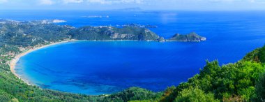 Güzel yaz panoramik deniz manzarası. Uçurumun görünümünü 