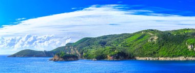 Güzel yaz panoramik deniz manzarası. Şeridinin görünüm 