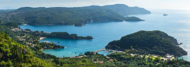 Güzel yaz panoramik deniz manzarası. Şeridinin görünüm 