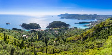 Güzel yaz panoramik deniz manzarası. Şeridinin görünüm 