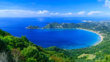 Güzel yaz panoramik deniz manzarası. Uçurumun görünümünü 