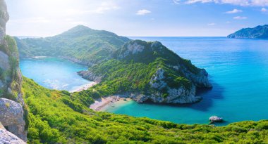 Güzel yaz panoramik deniz manzarası. Uçurumun görünümünü 