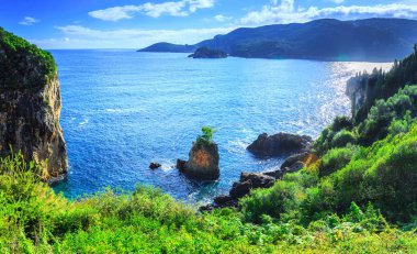 Güzel yaz panoramik deniz manzarası. Şeridinin görünüm 