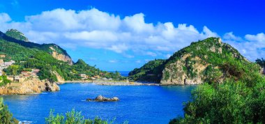 Güzel yaz panoramik deniz manzarası. Şeridinin görünüm 