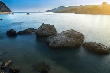 Uzun pozlama gündoğumu, deniz manzarası. Uçurumdan görünüme se