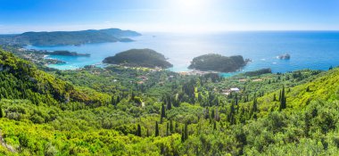 Güzel yaz panoramik deniz manzarası. Şeridinin görünüm 