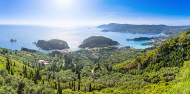 Güzel yaz panoramik deniz manzarası. Şeridinin görünüm 