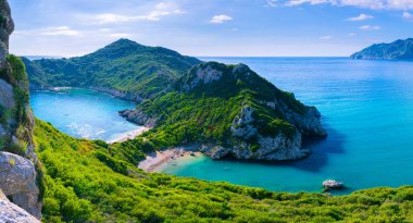 Güzel yaz panoramik deniz manzarası. Uçurumun görünümünü 