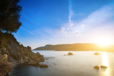 Uzun pozlama gündoğumu, deniz manzarası. Uçurumdan görünüme se