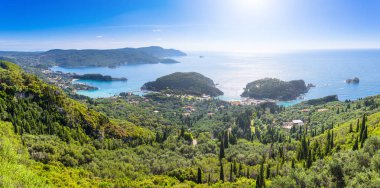 Güzel yaz panoramik deniz manzarası. Şeridinin görünüm 