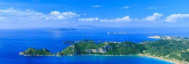 Güzel yaz panoramik deniz manzarası. Uçurumun görünümünü 