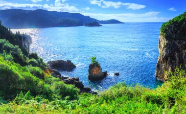 Güzel yaz panoramik deniz manzarası. Şeridinin görünüm 