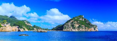 Güzel yaz panoramik deniz manzarası. Şeridinin görünüm 