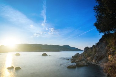 Uzun pozlama gündoğumu, deniz manzarası. Uçurumdan görünüme se