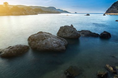 Uzun pozlama gündoğumu, deniz manzarası. Uçurumdan görünüme se