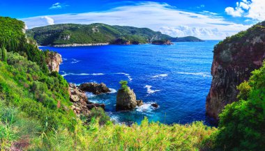 Güzel yaz panoramik deniz manzarası. Şeridinin görünüm 