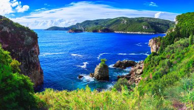 Güzel yaz panoramik deniz manzarası. Şeridinin görünüm 