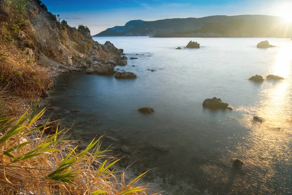 Larga exposición al paisaje marino al amanecer. Vista del acantilado en el se — Foto de Stock