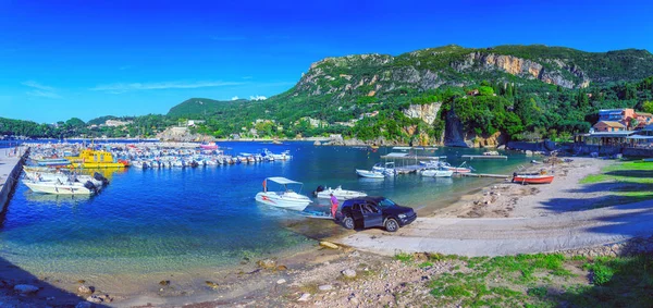 Mooie zomerse panoramisch zeegezicht. Uitzicht op de kustlijn in — Stockfoto