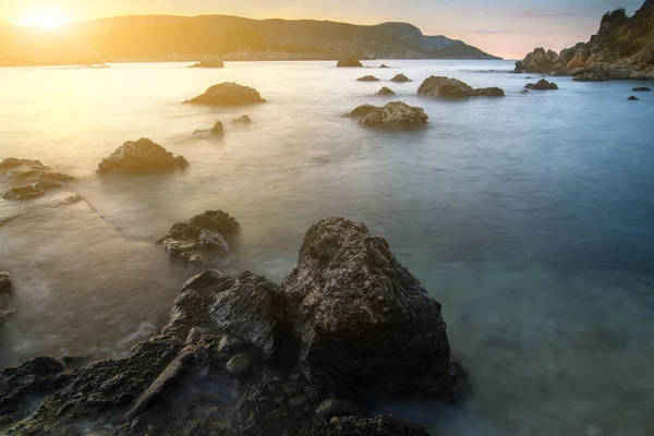 Larga exposición al paisaje marino al amanecer. Vista del acantilado en el se — Foto de Stock