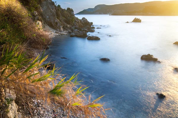 Larga exposición al paisaje marino al amanecer. Vista del acantilado en el se — Foto de Stock