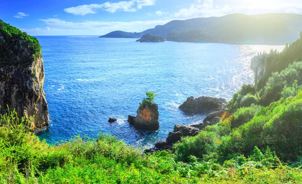 美しい夏の海。海 ba に海岸線の表示 — ストック写真