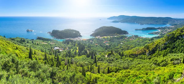 Wunderschöne sommerliche panoramische Meereslandschaft. Blick auf die Küste in die — Stockfoto