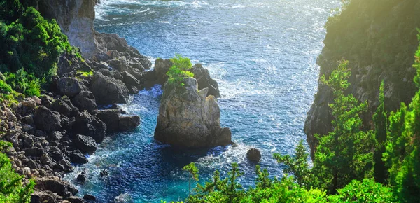 Güzel yaz panoramik deniz manzarası. Şeridinin görünüm 