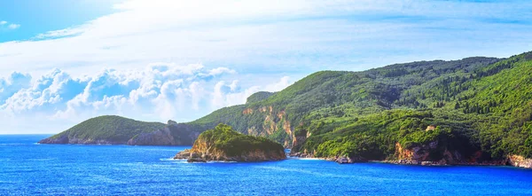 Piękne lato panoramiczny seascape. Widok na wybrzeże w — Zdjęcie stockowe