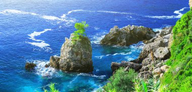 Güzel yaz panoramik deniz manzarası. Şeridinin görünüm 