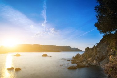 Uzun pozlama gündoğumu, deniz manzarası. Uçurumdan görünüme se