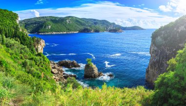 Güzel yaz panoramik deniz manzarası. Şeridinin görünüm 