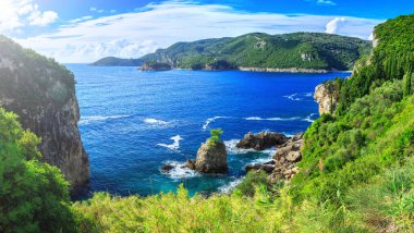 Güzel yaz panoramik deniz manzarası. Şeridinin görünüm 