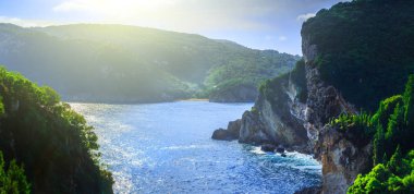 Güzel yaz panoramik deniz manzarası. Şeridinin görünüm 