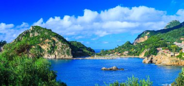 Güzel yaz panoramik deniz manzarası. Şeridinin görünüm 