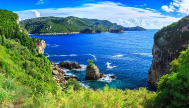 Güzel yaz panoramik deniz manzarası. Şeridinin görünüm 