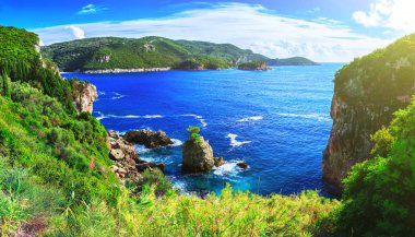 Güzel yaz panoramik deniz manzarası. Şeridinin görünüm 