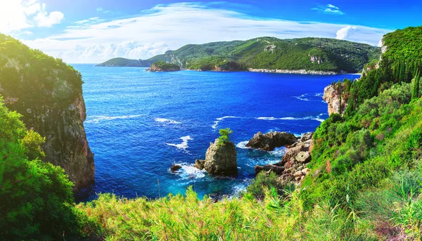 Beautiful summer panoramic seascape. View of the coastline into — Stock Photo, Image