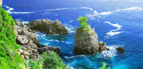 Bellissimo paesaggio marino estivo. Veduta della costa in — Foto Stock