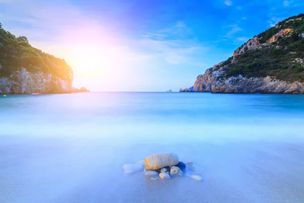 Paisaje de larga exposición de Paleokastritsa famosa playa de arena en c — Foto de Stock