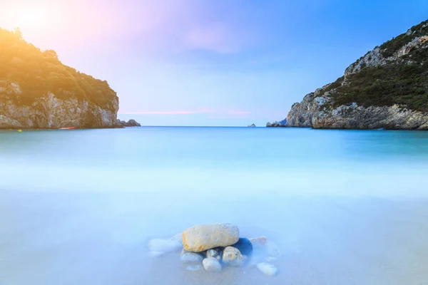 Paisaje de larga exposición de Paleokastritsa famosa playa de arena en c — Foto de Stock