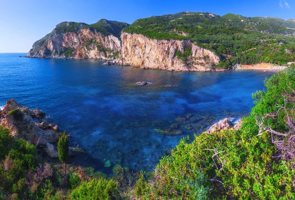 Paesaggio di Paleokastritsa famosa spiaggia in stretta baia con cristo — Foto Stock