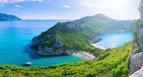 Piękne lato panoramiczny seascape. Widok z urwiska do — Zdjęcie stockowe