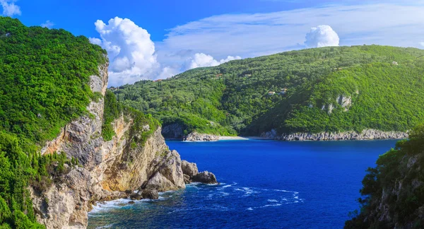 Hermoso paisaje marino panorámico de verano. Vista de la costa en — Foto de Stock