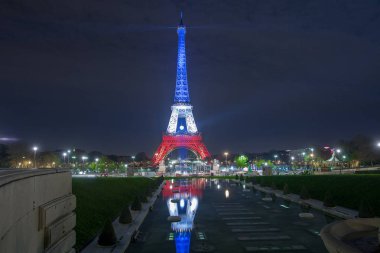Paris. Fransa. 24 Kasım 2015: Eyfel Kulesi yukarı ışıklı zekâ