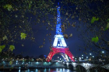 Paris. Fransa. 24 Kasım 2015: Eyfel Kulesi yukarı ışıklı zekâ