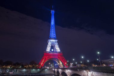 Paris. Fransa. 24 Kasım 2015: Eyfel Kulesi yukarı ışıklı zekâ