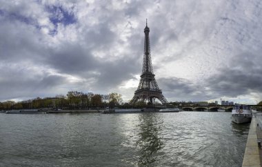 river Seine em Eyfel Kulesi ve Jena köprü görünümü